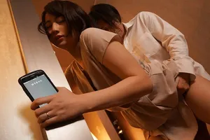 Vợ đi họp lớp rồi nắc với nyc mặc cho gã chồng ở nhà chờ