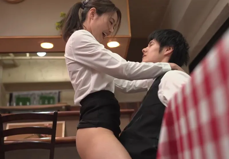 Cậu trai trẻ làm tình cô đồng nghiệp có gã chồng nhưng chồng “yếu”