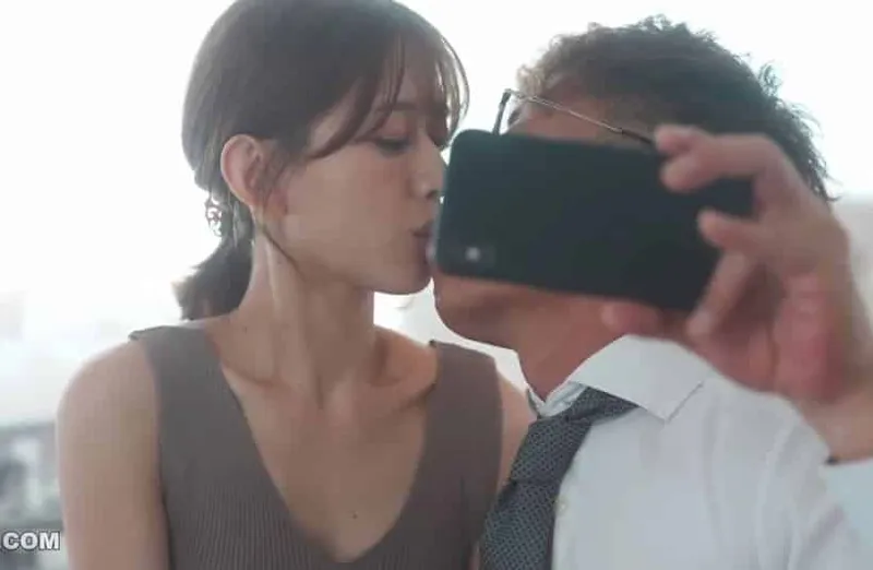 Thấy vợ yêu hơi lạ, gã chồng xem điện thoại người vợ và thấy cảnh xoạc với sếp của mình