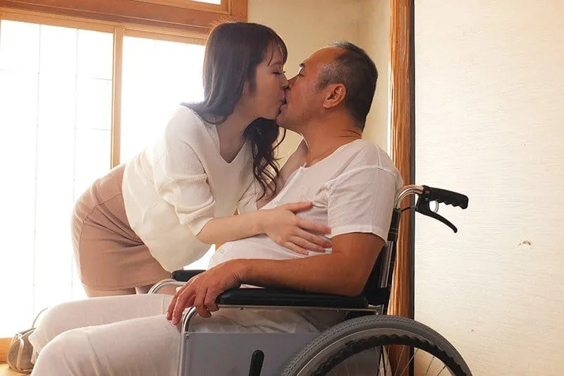 Người yêu của con trai hiếu thảo chăm sóc bố Người chồng tàn tật